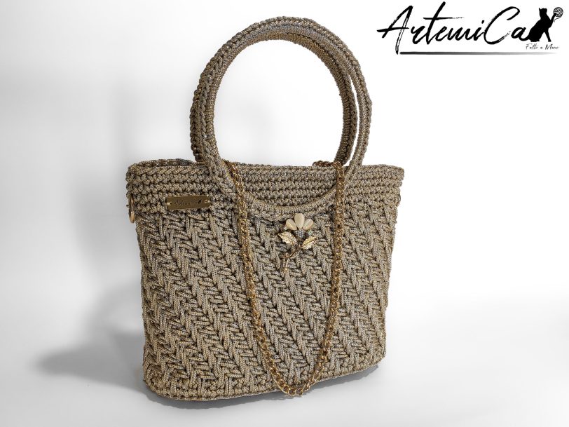 2 Pochette Bagliore di Stile: Borsa Fatta a Mano in Cordino Lurex Beige con Dettagli Oro e Spilla Floreale