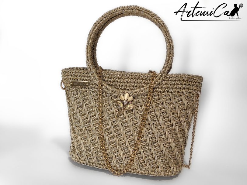 3 Pochette Bagliore di Stile: Borsa Fatta a Mano in Cordino Lurex Beige con Dettagli Oro e Spilla Floreale