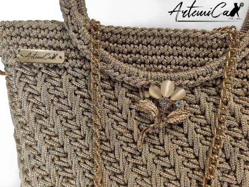 4 Pochette Bagliore di Stile: Borsa Fatta a Mano in Cordino Lurex Beige con Dettagli Oro e Spilla Floreale