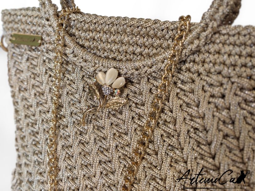 5 Pochette Bagliore di Stile: Borsa Fatta a Mano in Cordino Lurex Beige con Dettagli Oro e Spilla Floreale