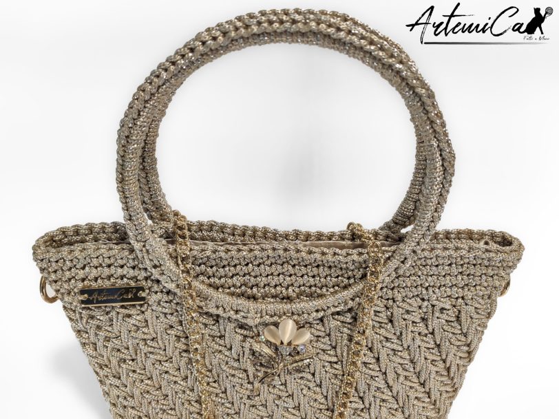 6 Pochette Bagliore di Stile: Borsa Fatta a Mano in Cordino Lurex Beige con Dettagli Oro e Spilla Floreale