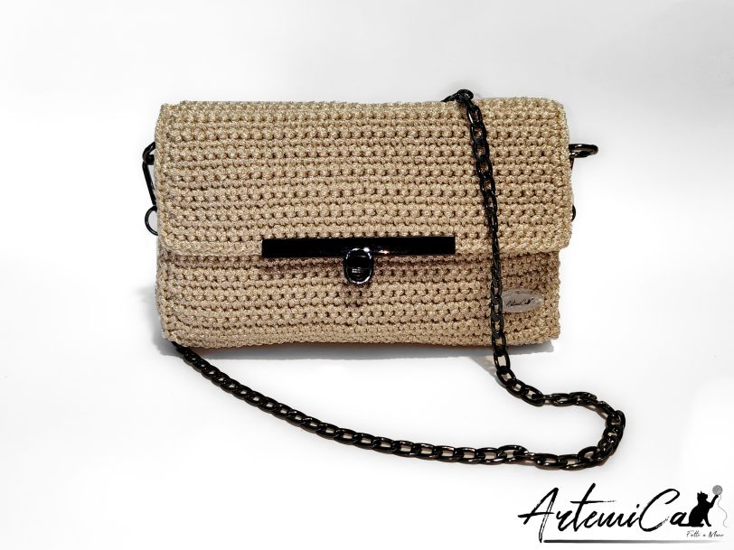 1 (Artemicat) Pochette Vanilla Steel: Fatta a Mano all'Uncinetto color burro con dettagli in acciaio nero - perfetta armonia tra morbidezza e audacia