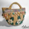 1 (Artemicat) Coffa Sole di Sicilia: Borsa Fatta a Mano all’Uncinetto in cordino Beige con Pompon colorati e Rose - Colori Vibranti e Anima Mediterranea