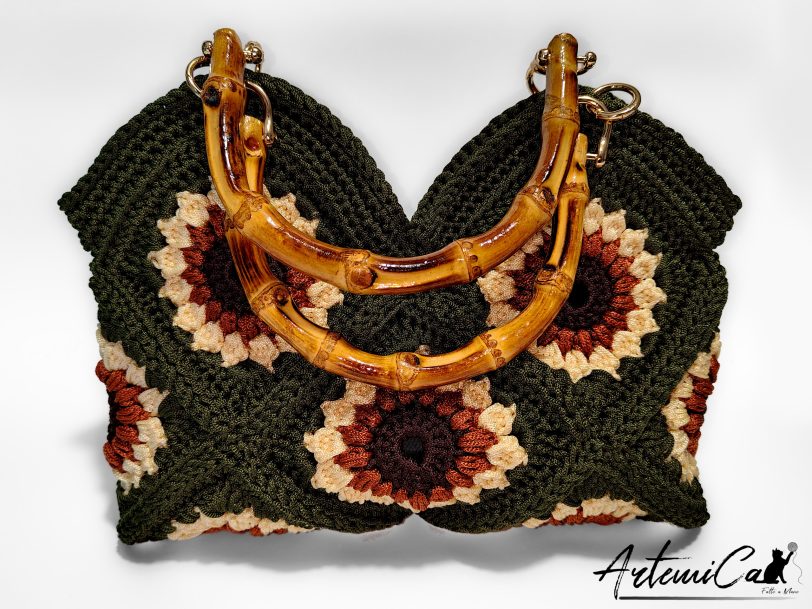 1 (Artemicat) Sole d’Estate: borsa a mano all’uncinetto con granny square e manico in bambù