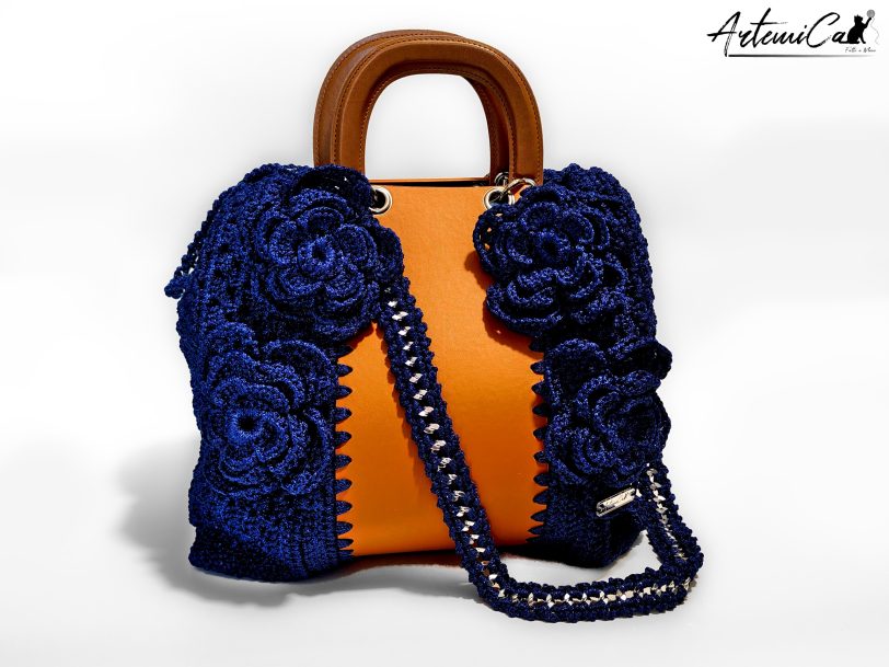 1 (Artemicat) Maxi-Bag Fior di Notte: Borsa fatta a mano all'uncinetto in Blu Reale con inserti in eco-pelle