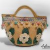 2 (Artemicat) Coffa Sole di Sicilia: Borsa Fatta a Mano all’Uncinetto in cordino Beige con Pompon colorati e Rose - Colori Vibranti e Anima Mediterranea