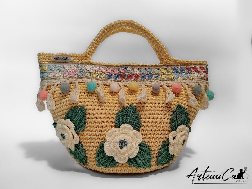 2 (Artemicat) Coffa Sole di Sicilia: Borsa Fatta a Mano all’Uncinetto in cordino Beige con Pompon colorati e Rose - Colori Vibranti e Anima Mediterranea