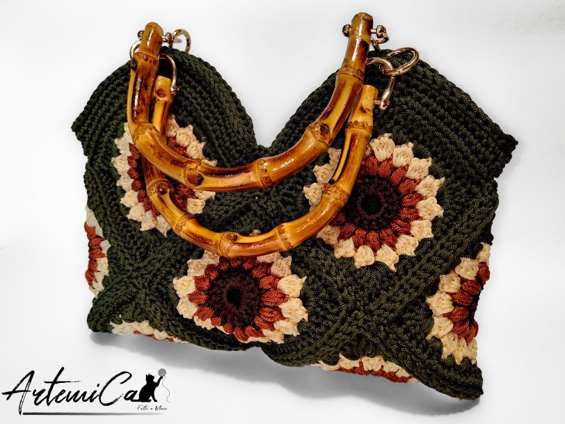 2 (Artemicat) Sole d’Estate: borsa a mano all’uncinetto con granny square e manico in bambù