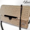 3 (Artemicat) Pochette Vanilla Steel: Fatta a Mano all'Uncinetto color burro con dettagli in acciaio nero - perfetta armonia tra morbidezza e audacia