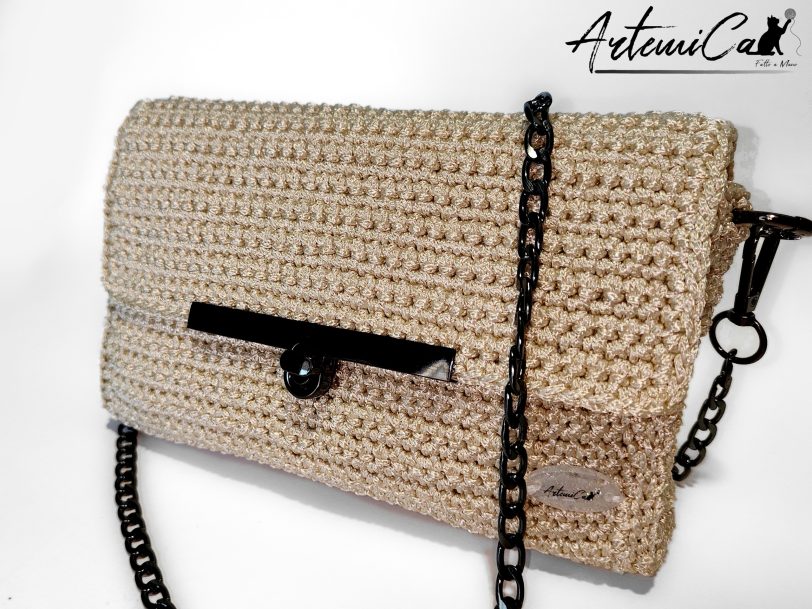 3 (Artemicat) Pochette Vanilla Steel: Fatta a Mano all'Uncinetto color burro con dettagli in acciaio nero - perfetta armonia tra morbidezza e audacia