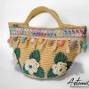 3 (Artemicat) Coffa Sole di Sicilia: Borsa Fatta a Mano all’Uncinetto in cordino Beige con Pompon colorati e Rose - Colori Vibranti e Anima Mediterranea