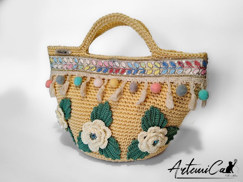 3 (Artemicat) Coffa Sole di Sicilia: Borsa Fatta a Mano all’Uncinetto in cordino Beige con Pompon colorati e Rose - Colori Vibranti e Anima Mediterranea