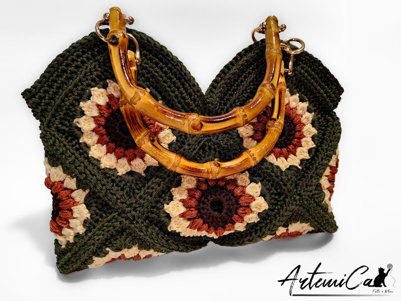 3 (Artemicat) Sole d’Estate: borsa a mano all’uncinetto con granny square e manico in bambù