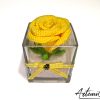 3 Rosa all'Uncinetto in Vaso Elegante con Fiocco: Perfetto per ogni occasione