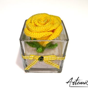 Rosa all'Uncinetto in Vaso Elegante con Fiocco: Perfetto per ogni occasione