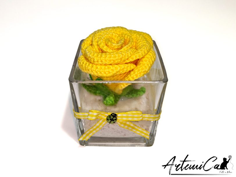 3 Rosa all'Uncinetto in Vaso Elegante con Fiocco: Perfetto per ogni occasione