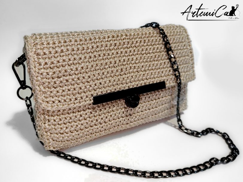 4 (Artemicat) Pochette Vanilla Steel: Fatta a Mano all'Uncinetto color burro con dettagli in acciaio nero - perfetta armonia tra morbidezza e audacia