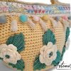 4 (Artemicat) Coffa Sole di Sicilia: Borsa Fatta a Mano all’Uncinetto in cordino Beige con Pompon colorati e Rose - Colori Vibranti e Anima Mediterranea
