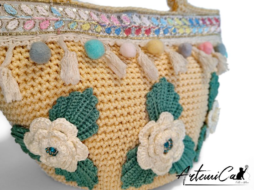 4 (Artemicat) Coffa Sole di Sicilia: Borsa Fatta a Mano all’Uncinetto in cordino Beige con Pompon colorati e Rose - Colori Vibranti e Anima Mediterranea