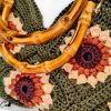 4 (Artemicat) Sole d’Estate: borsa a mano all’uncinetto con granny square e manico in bambù