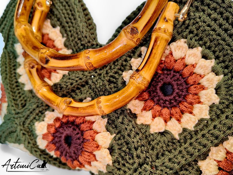 4 (Artemicat) Sole d’Estate: borsa a mano all’uncinetto con granny square e manico in bambù