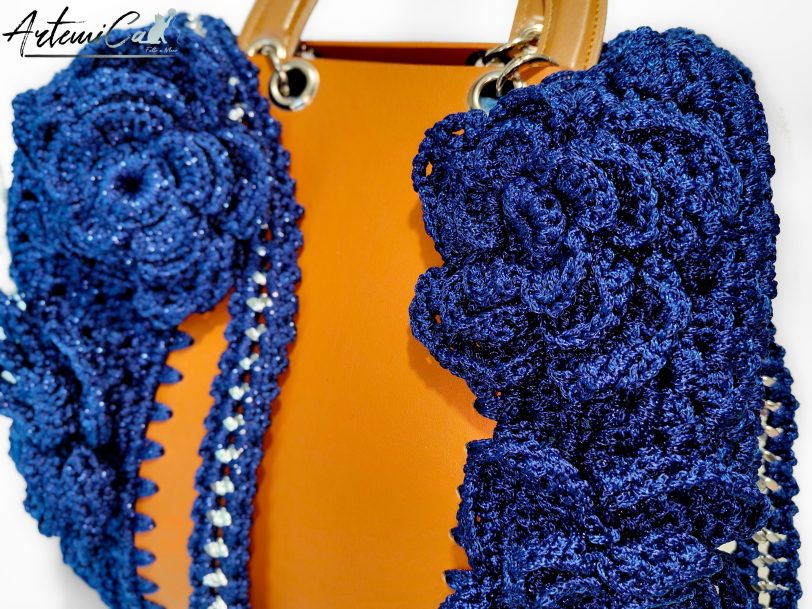 4 (Artemicat) Maxi-Bag Fior di Notte: Borsa fatta a mano all'uncinetto in Blu Reale con inserti in eco-pelle