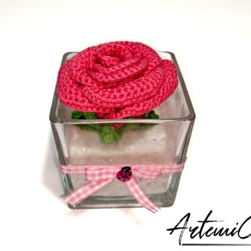 Rosa all'Uncinetto in Vaso Elegante con Fiocco: Perfetto per ogni occasione