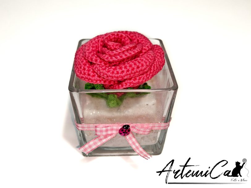 4 Rosa all'Uncinetto in Vaso Elegante con Fiocco: Perfetto per ogni occasione