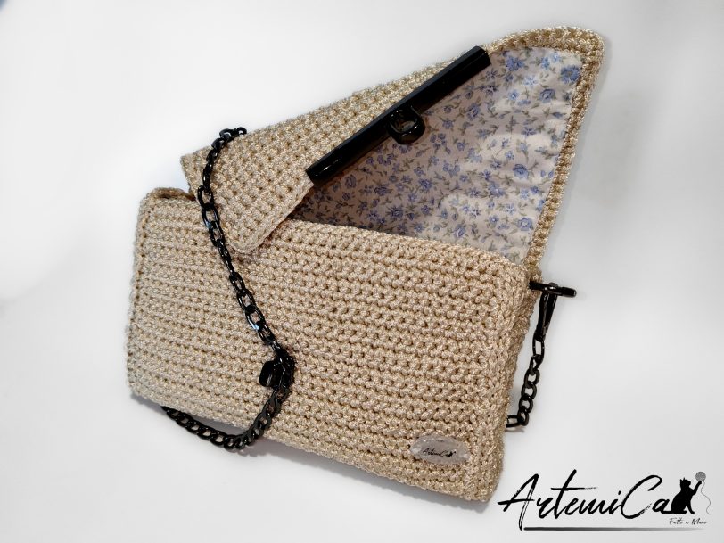 5 (Artemicat) Pochette Vanilla Steel: Fatta a Mano all'Uncinetto color burro con dettagli in acciaio nero - perfetta armonia tra morbidezza e audacia