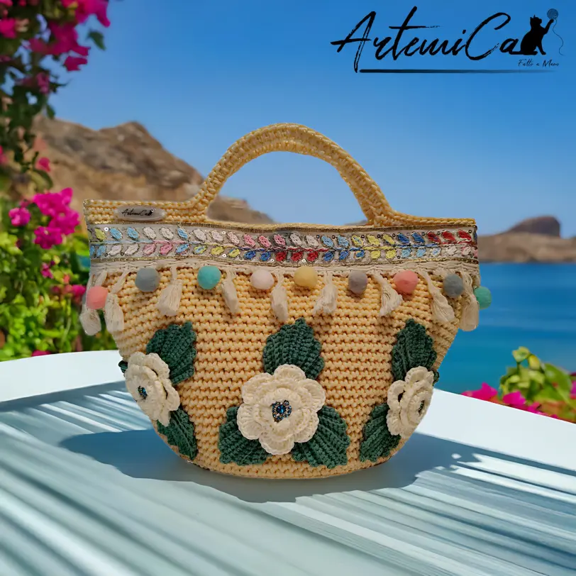 Coffa Siciliana Fatta a Mano Borsa Beige con Pompon e Rose