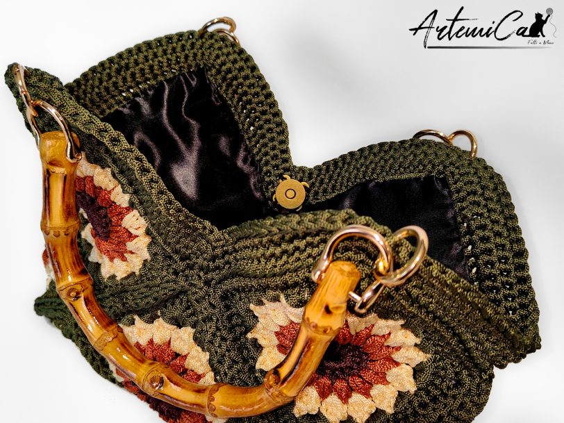 5 (Artemicat) Sole d’Estate: borsa a mano all’uncinetto con granny square e manico in bambù