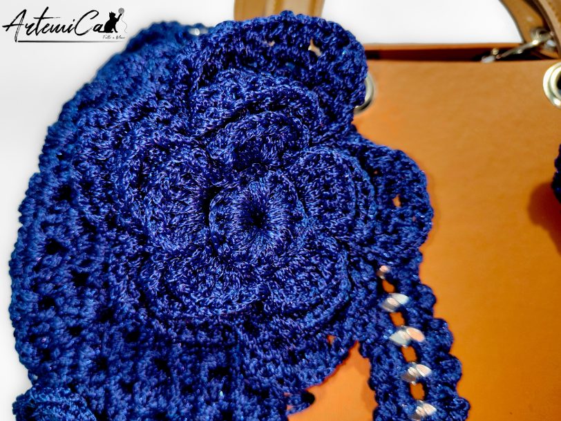 5 (Artemicat) Maxi-Bag Fior di Notte: Borsa fatta a mano all'uncinetto in Blu Reale con inserti in eco-pelle
