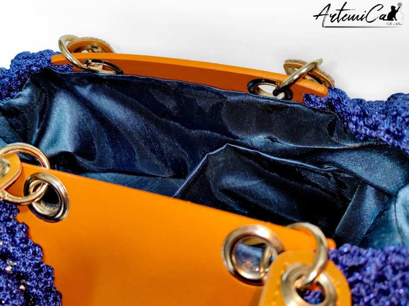 6 (Artemicat) Maxi-Bag Fior di Notte: Borsa fatta a mano all'uncinetto in Blu Reale con inserti in eco-pelle