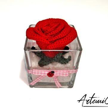 Rosa all'Uncinetto in Vaso Elegante con Fiocco: Perfetto per ogni occasione