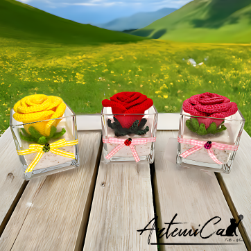 Rosa all'Uncinetto in Vaso Elegante con Fiocco: Perfetto per ogni occasione