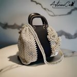 01 (Artemicat) Maxi-Bag Petalo Chic: Borsa Fatta a Mano all'Uncinetto Elegante con Fiori