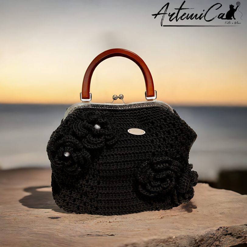 01 (Artemicat) Borsa Incanto Nero: Clic Clac Fatta a Mano all'Uncinetto in Cordino Nero con Fiori - Indossa l'Arte