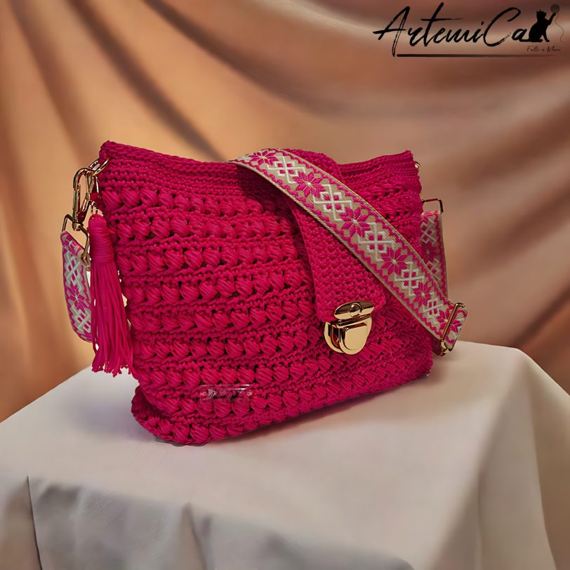 01 (Artemicat) Borsa Vibrazioni in Fucsia: Tote Bag Fatta a Mano all'Uncinetto - Stile Unico
