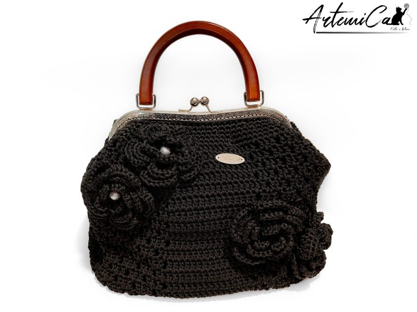 1 (Artemicat) Borsa Incanto Nero: Clic Clac Fatta a Mano all'Uncinetto in Cordino Nero con Fiori - Indossa l'Arte
