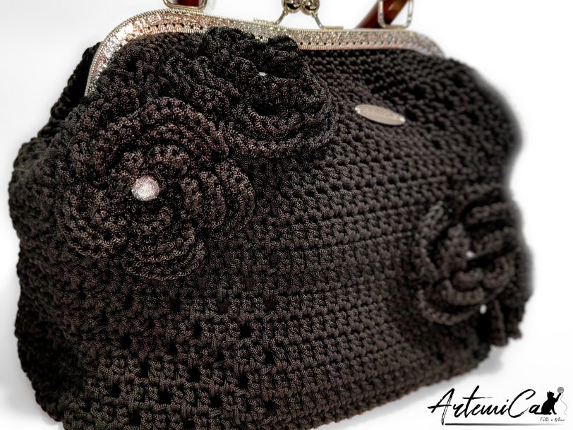 2 (Artemicat) Borsa Incanto Nero: Clic Clac Fatta a Mano all'Uncinetto in Cordino Nero con Fiori - Indossa l'Arte