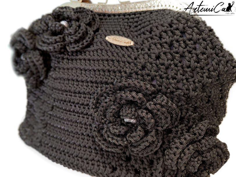 3 (Artemicat) Borsa Incanto Nero: Clic Clac Fatta a Mano all'Uncinetto in Cordino Nero con Fiori - Indossa l'Arte