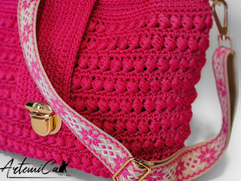 5 (Artemicat) Borsa Vibrazioni in Fucsia: Tote Bag Fatta a Mano all'Uncinetto - Stile Unico