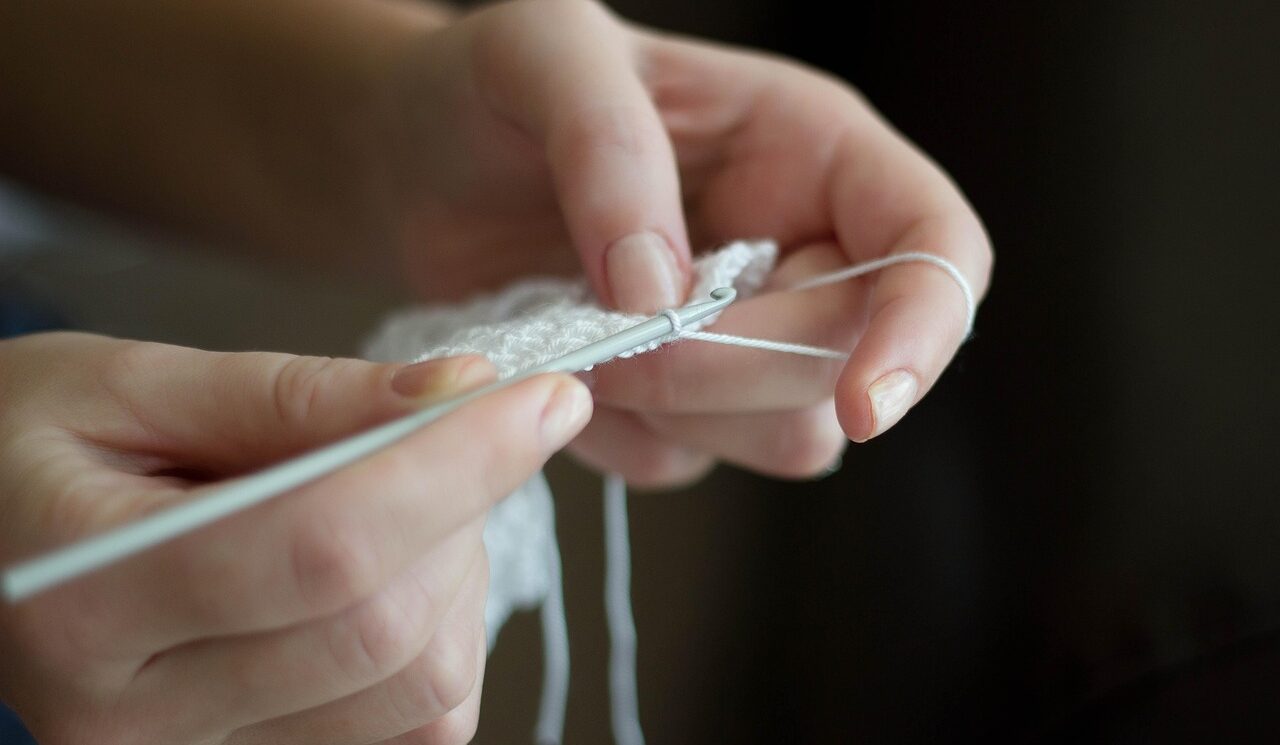 "Uncinetto Terapeutico per ridurre Stress e Ansia" Mani che lavorano all'uncinetto per alleviare lo stress