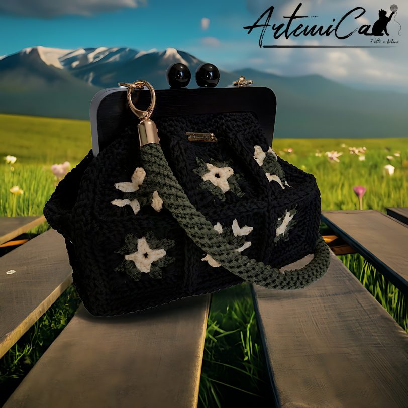 01 (Artemicat) Borsa Mattonella Chic: Clic Clac granny square fatta a mano in stile retrò moderno