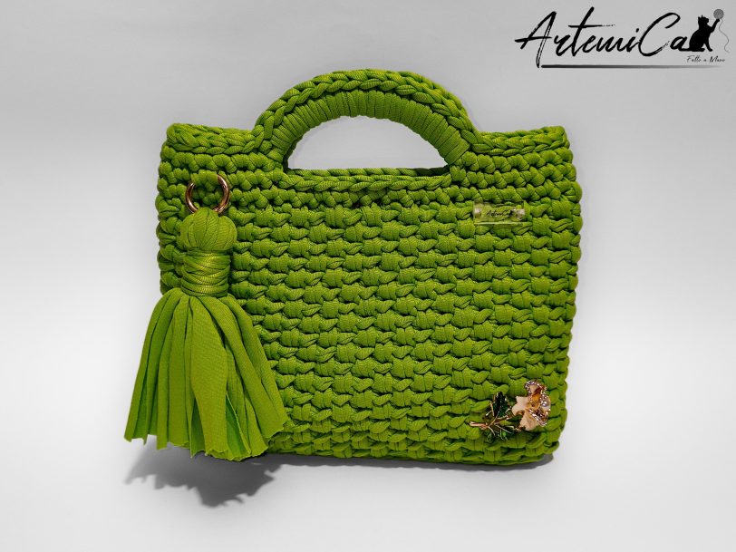 1 (Artemicat) Borsa fatta a mano all’uncinetto in fettuccia verde con nappina decorativa
