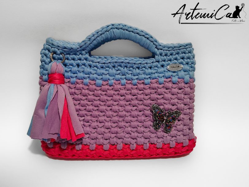 1 (Artemicat) Pochette fatta a mano artigianale lilla con base fucsia e manici azzurro polvere