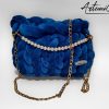 1 (Artemicat)-b Borsa chunky artigianale blu zaffiro con catena oro e perle avorio