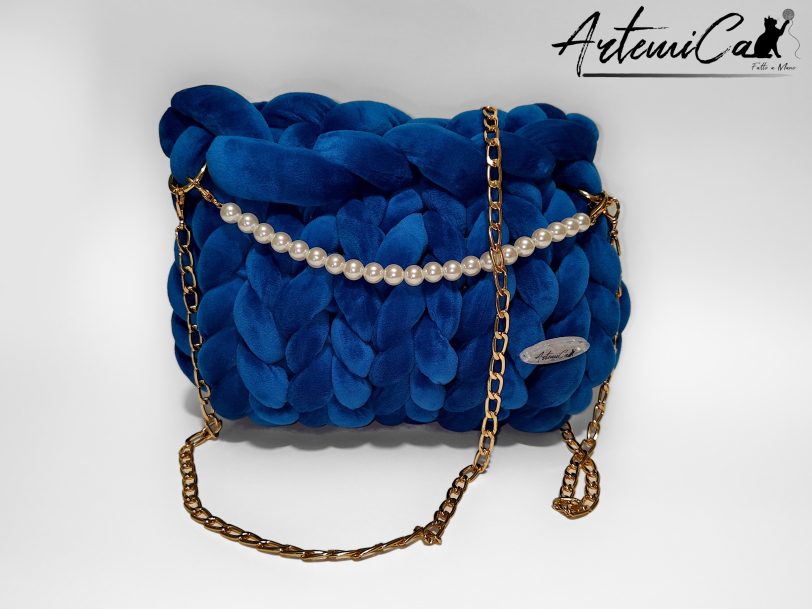 1 (Artemicat)-b Borsa chunky artigianale blu zaffiro con catena oro e perle avorio