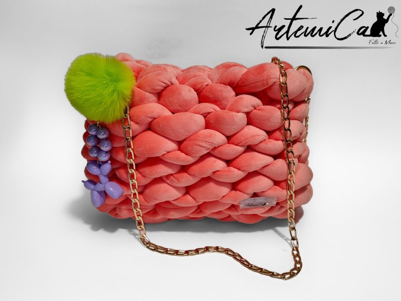 1 (Artemicat)-s Borsa chunky artigianale rosa confetto con pendente neon e viola lilla