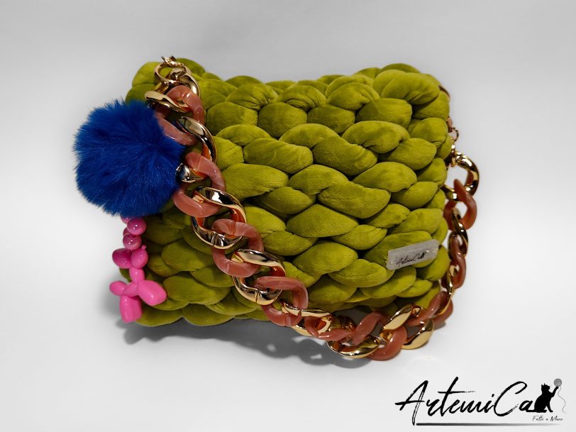 1 (Artemicat)-v Borsa chunky artigianale verde lime con catena oro e dettagli rosa e blu